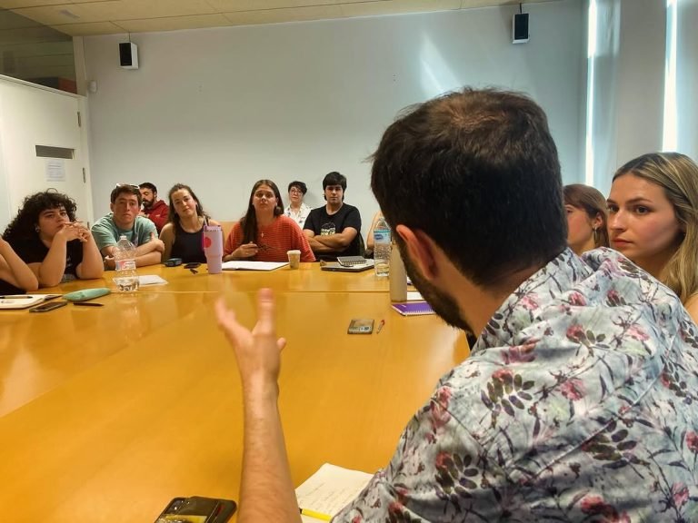 Na última das accións do CDGLab deste curso, Fran Núñez, director do @cdg_salonteatro asisitiu a un pitching no que o al…
