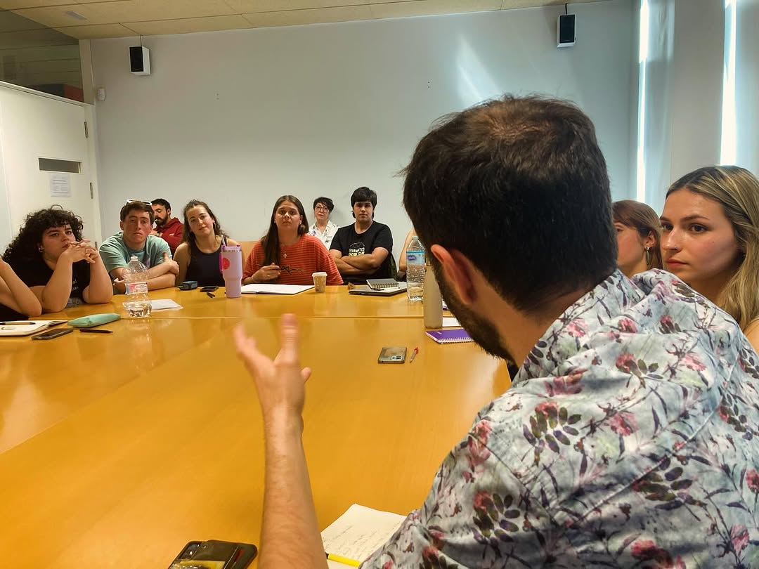 Na última das accións do CDGLab deste curso, Fran Núñez, director do @cdg_salonteatro asisitiu a un pitching no que o al…