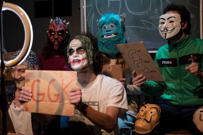 Us deixem unes imatges de «George Kaplan», l’espectacle de l’alumnat de 4t d’interpretació de text que es va poder veure… Us deixem unes imatges de «George Kaplan», l’espectacle de l’alumnat de 4t d’interpretació de text que es va poder veure…