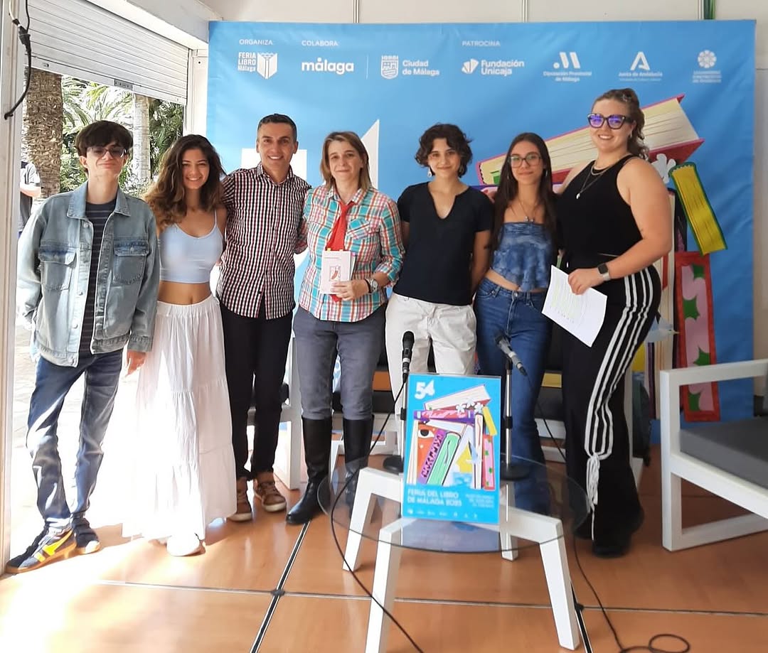 ESAD Málaga en la Feria del Libro de Málaga 2025. El alumnado de #esadmalaga junto al director del centro han participad…