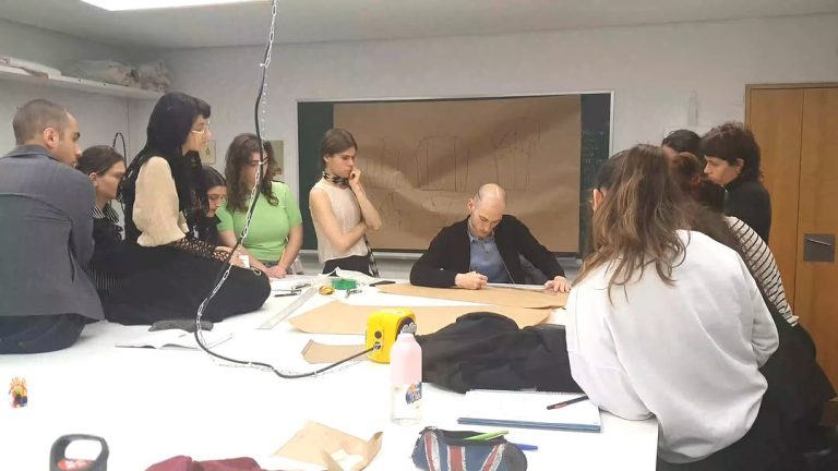 Hem entrat en una de les classes que el dissenyador de moda @joanrosgarrofe ha impartit a l’alumnat de 3r i 4t d’Escenog…