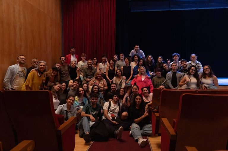 🎭 El pasado viernes, el alumnado de ESAD Málaga asistió a la charla de la compañía Do Chapitô en el Centro Cultural Mar…