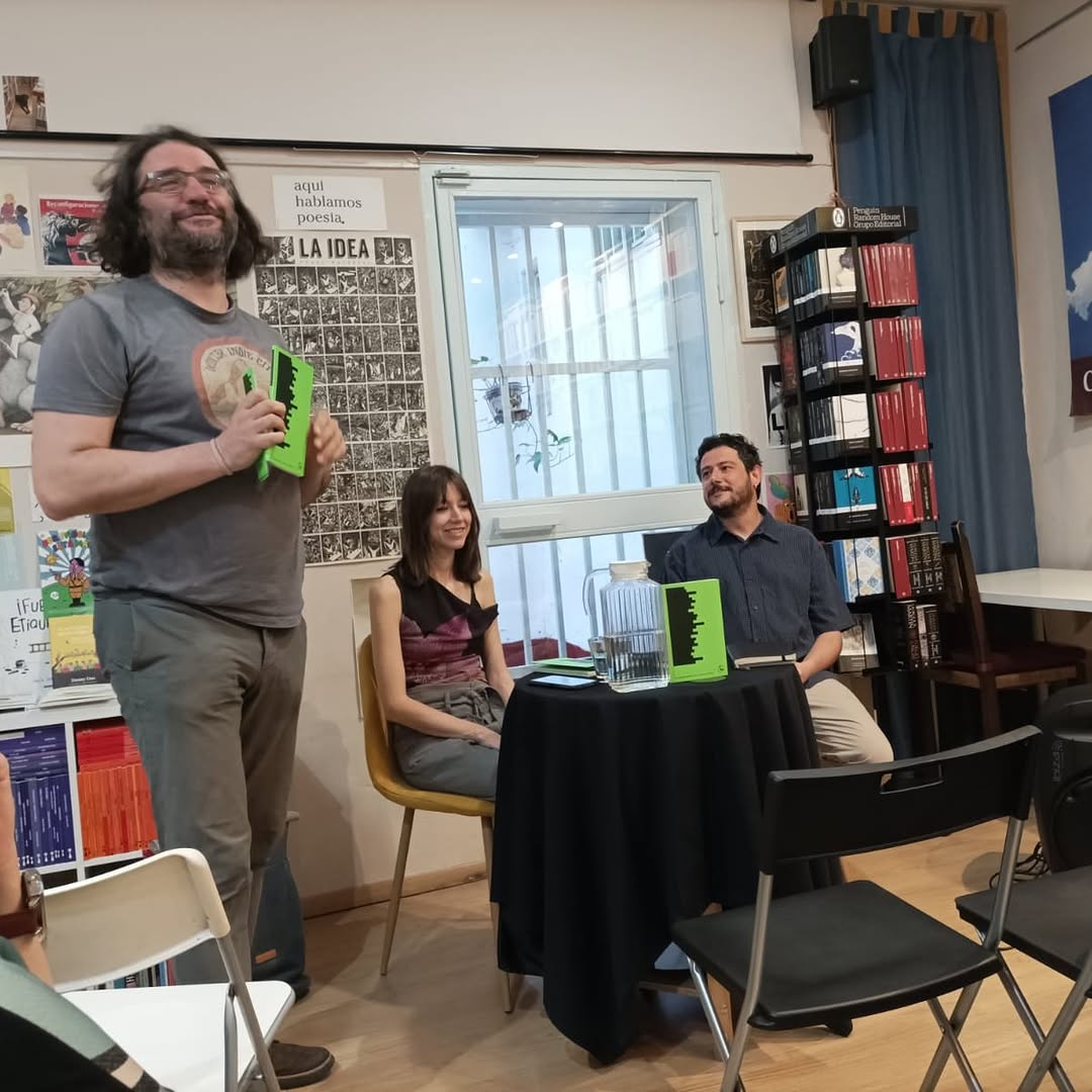 🎉 Nuestro profesor y secretario, Javier Hernando, ha presentado su nuevo libro «Una clase de escritura», publicado por …