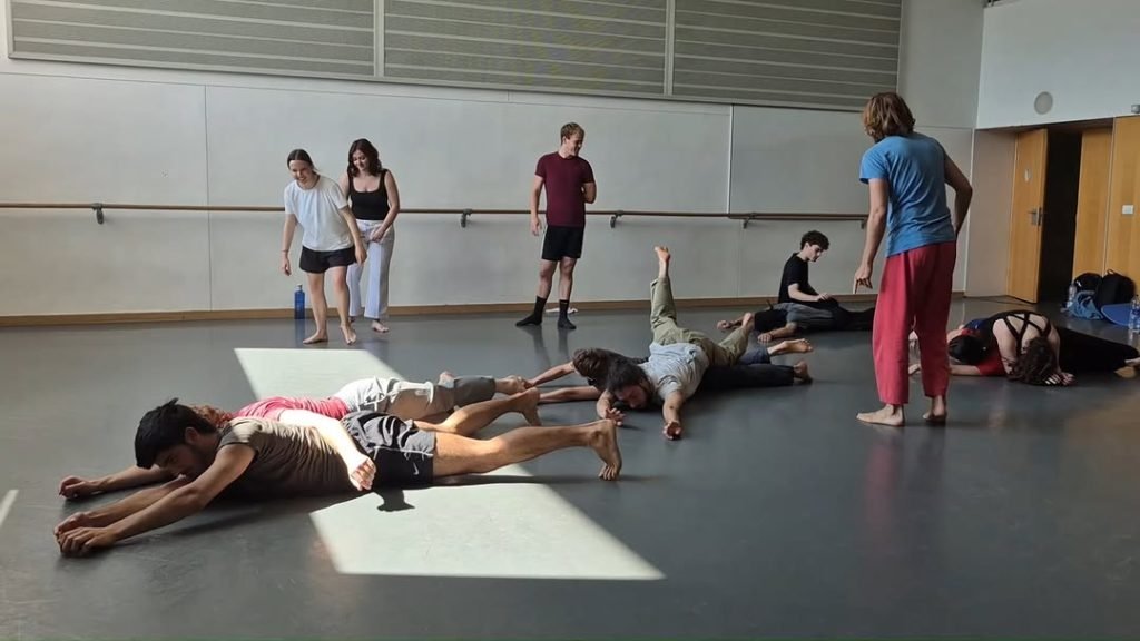 Aquests dies l’alumnat del Conservatori Superior de Dansa ha fet classe amb el ballarí i coreògraf @manelsalaspalau qui …