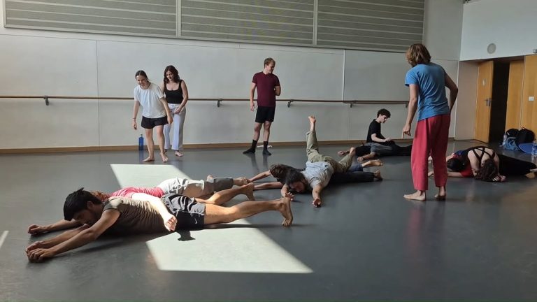 Aquests dies l’alumnat del Conservatori Superior de Dansa ha fet classe amb el ballarí i coreògraf @manelsalaspalau qui …