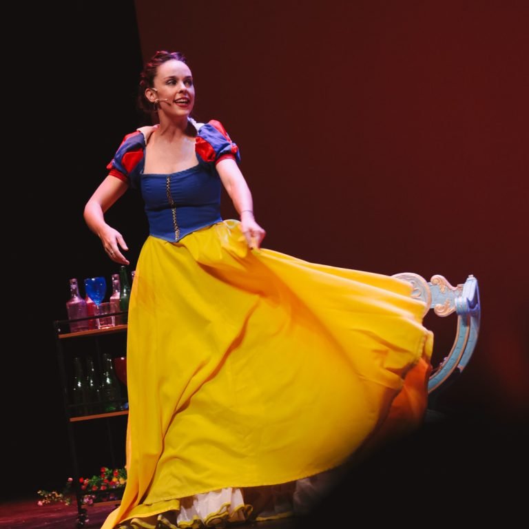 Nuestra querida ex alumna @katiaborlado en el Teatro de la Laboral con: No me toques el cuento. La función será el domin…