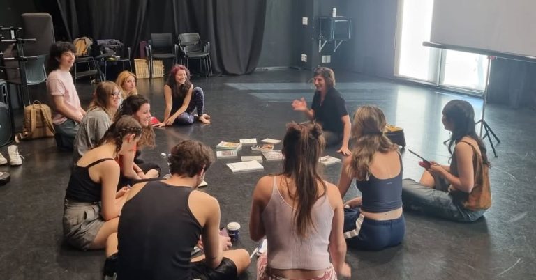 Bienvenida Elisabeth Castells i Negre , escenógrafa y creadora de espacio escénico y vestuario, que se incorpora como do…