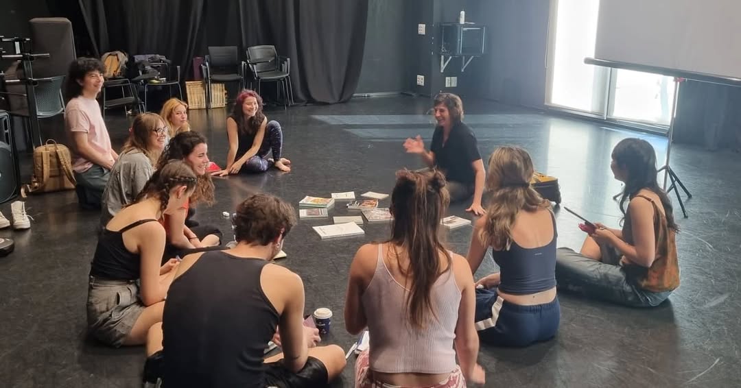 Bienvenida Elisabeth Castells i Negre , escenógrafa y creadora de espacio escénico y vestuario, que se incorpora como do…