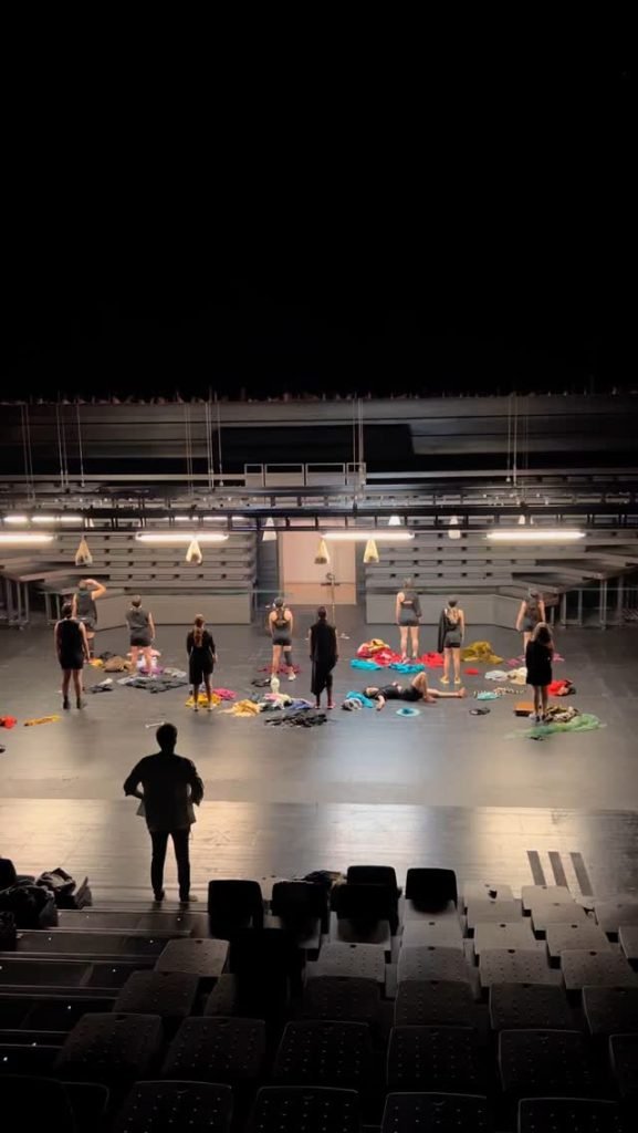 🎭 ¡El escenario vuelve a latir! Sube el telón para los últimos ensayos de 𝙀𝙣𝙫𝙞𝙖𝙧é 𝙥𝙤𝙨𝙩𝙖𝙡𝙚𝙨 𝙙𝙚𝙨𝙙𝙚 𝙚�…