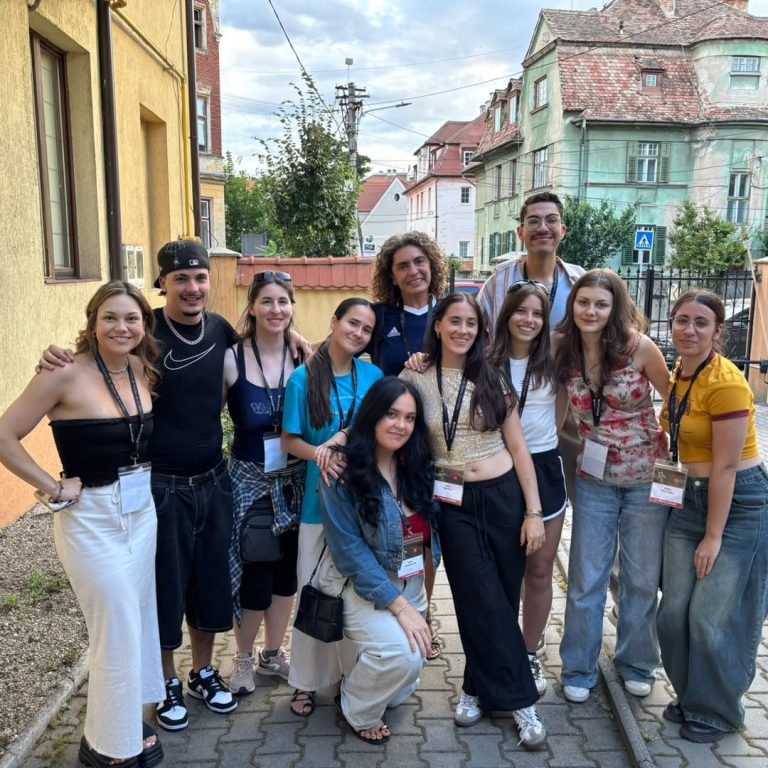 Nos llega esta imagen de nuestro alumnado en el Festival Internacional de Teatro de Sibiu, en Rumanía acompañados de Fra…