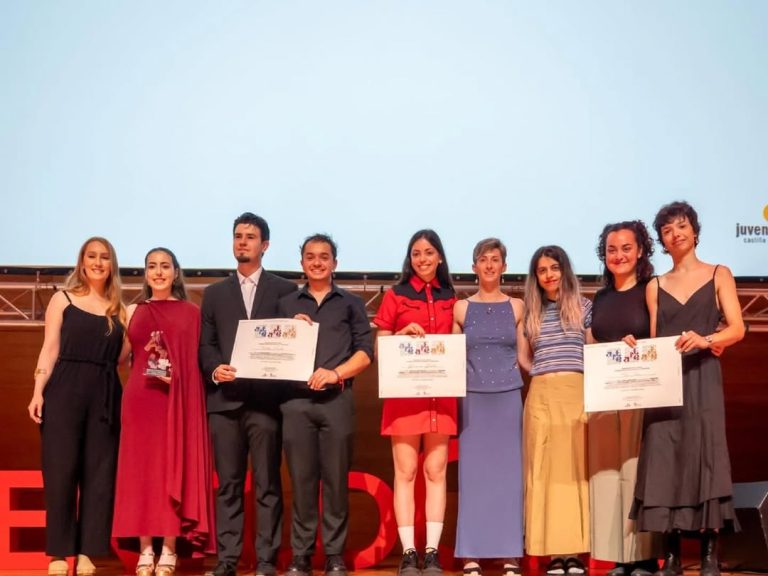 ¡Orgullo #ESADCYL en la Gala #ArteJoven2025 @juventudcyl ! 🎭✨ Felicitamos a nuestras egresadas premiadas en Teatro/Micr…