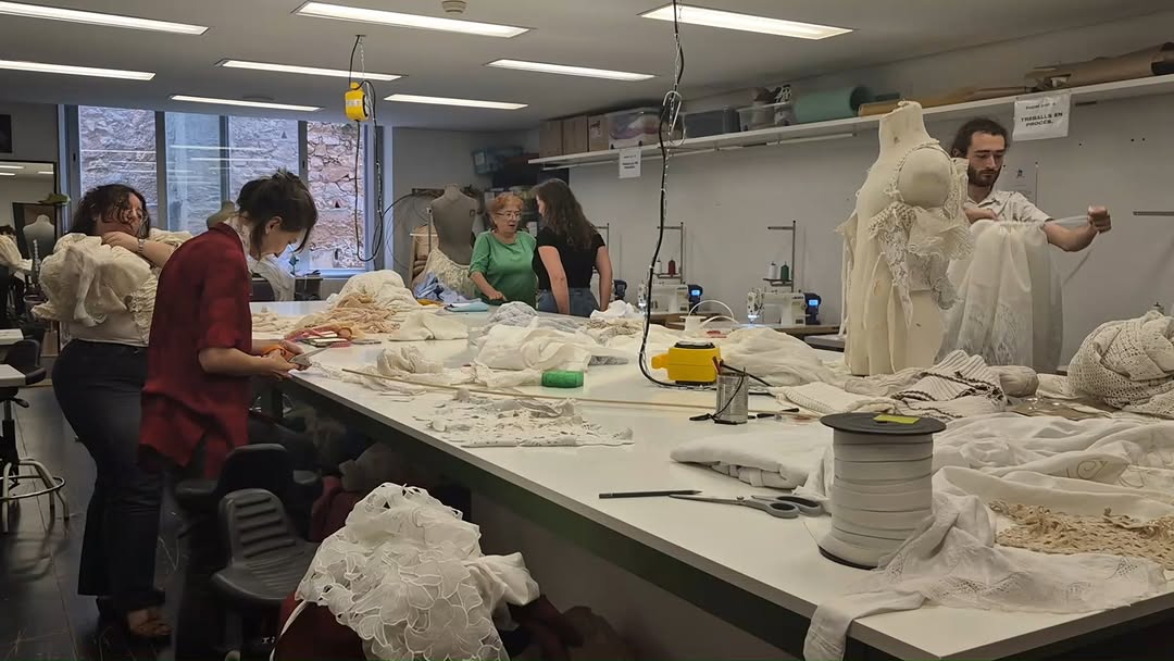 El diseñador de set Montse Amenós, que fue maestro en la escuela superior de arte dramático hasta 2019, ha devuelto esto … El diseñador de set Montse Amenós, que fue maestro en la escuela superior de arte dramático hasta 2019, ha devuelto esto …