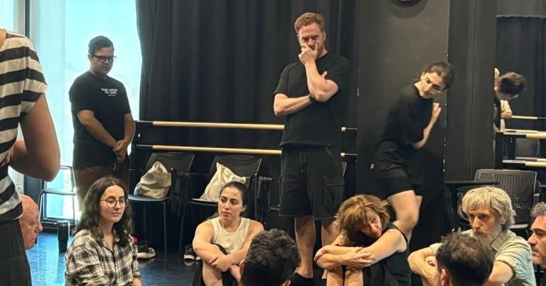 🎭✨ En plena acción durante el curso de Ejercicios de Interpretación impartido por @claudiotolcachir para profesorado y …