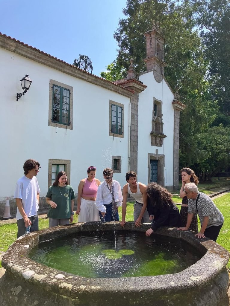 🎭🎼🎨🎬🩰🎻 Onte comezou a 6ª edición das Residencias de Artistas Emerxentes de Mariñán, que leva por lema “Terra, mate…