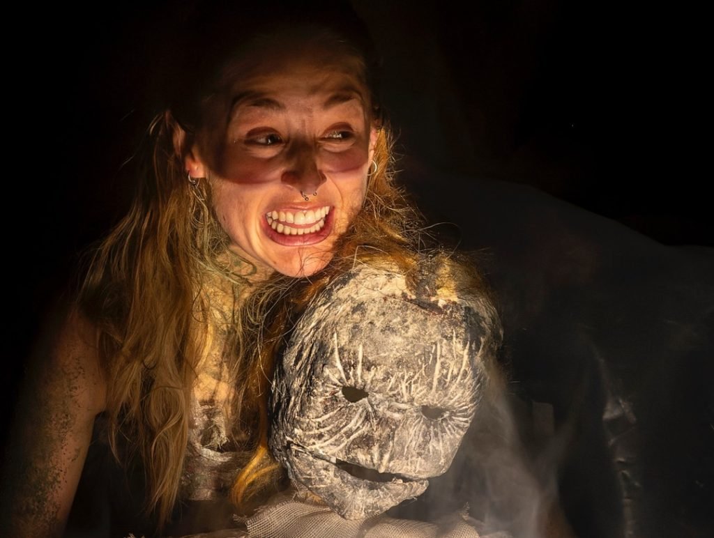 “Caneca de concreto” va omplir l’escenari d’imatges, memòria i matèria. 🟢 Una obra de Liliana Montaña, adaptada i dirig…