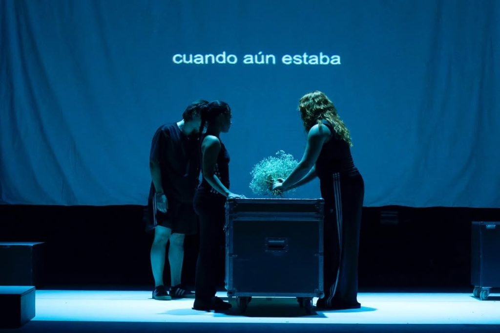 “De qué se esconden” ens va mirar de front. 🟢 Una peça creada a partir de textos d’Ianire Doistua, versionada i dirigid… “De qué se esconden” ens va mirar de front. 🟢 Una peça creada a partir de textos d’Ianire Doistua, versionada i dirigid…