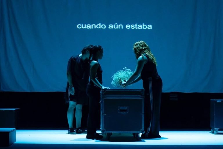 “De qué se esconden” ens va mirar de front. 🟢 Una peça creada a partir de textos d’Ianire Doistua, versionada i dirigid…