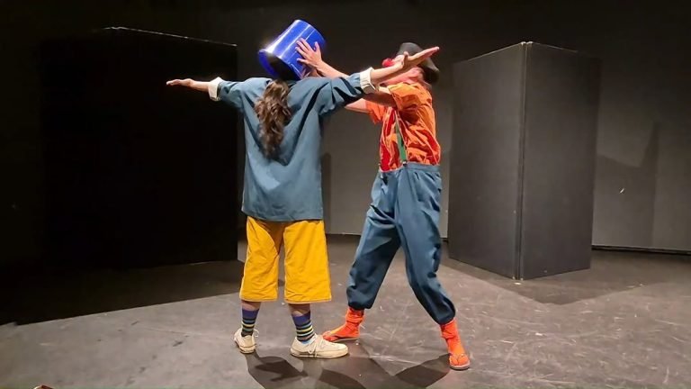 🔴 Con una nariz roja como herramienta principal, los estudiantes del segundo año de interpretación del itinerario del teatro físico y visu …