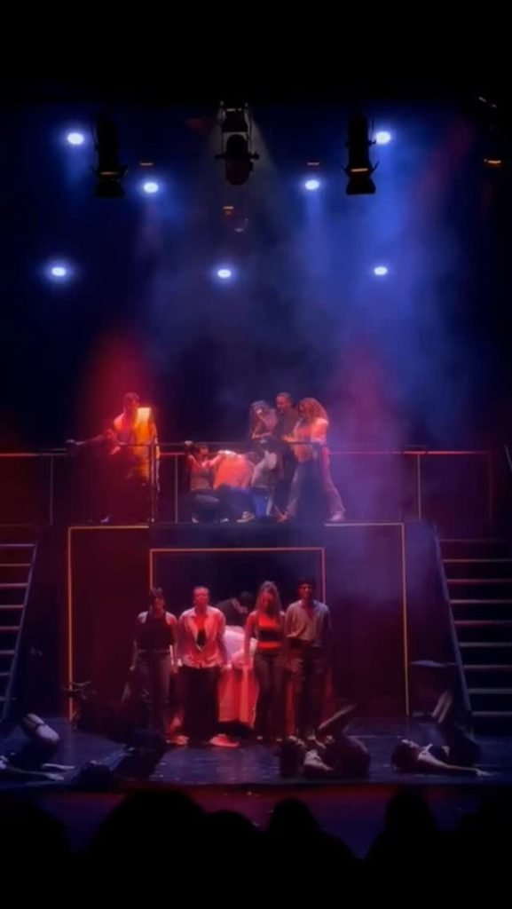 🎭 💙🎶 Reflejar en cámara la esencia, la fuerza y la emoción de un clásico contemporáneo como #Rent no es sencillo. ¡Pe…