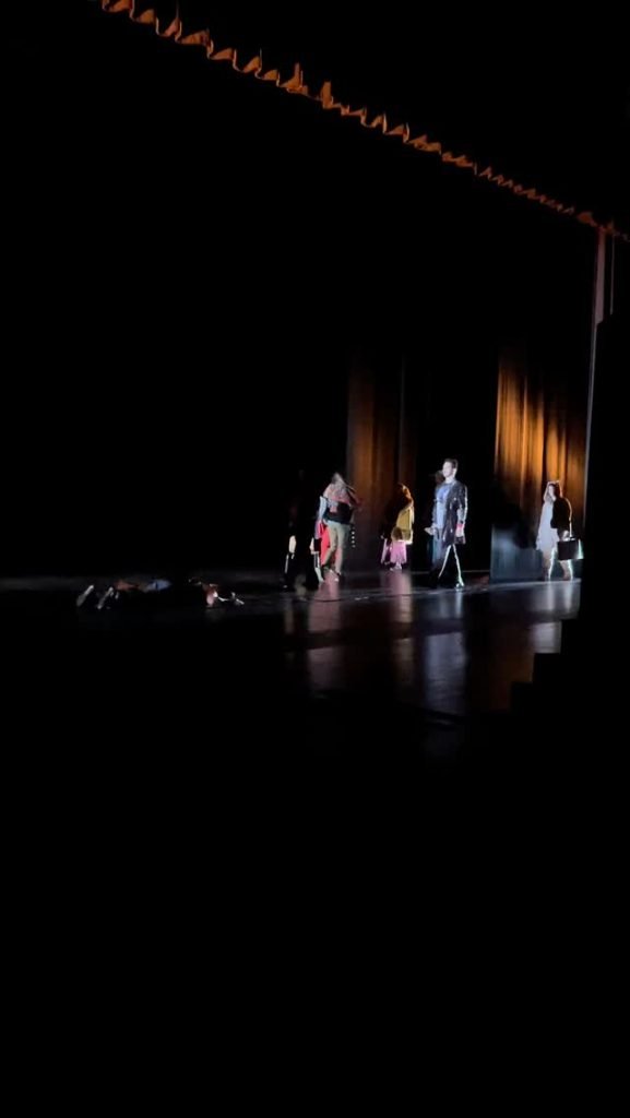 🎬 Preparar el escenario, afinar la voz, sentir el personaje… La magia del teatro cobra vida cada día en la ESADCYL. Aqu…