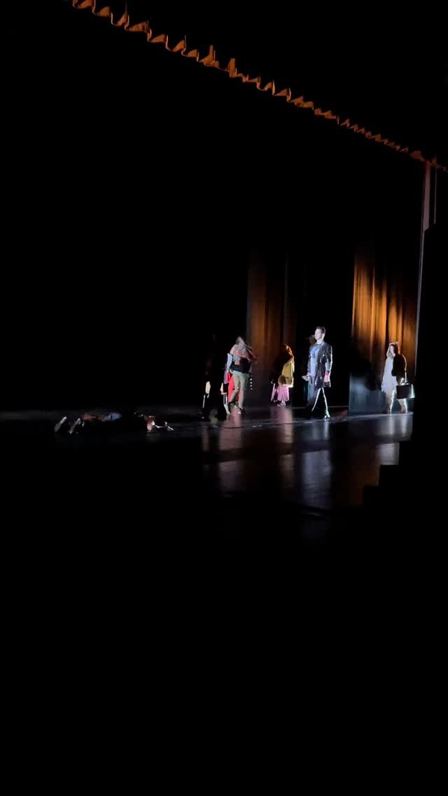 🎬 Preparar el escenario, afinar la voz, sentir el personaje… La magia del teatro cobra vida cada día en la ESADCYL. Aqu…