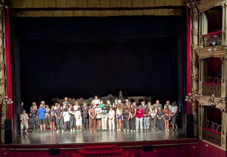 Felicidades al coro de la Esad de Murcia en su brillante actuación en el @teatro.romea colaboración en la obra Nuestra C…