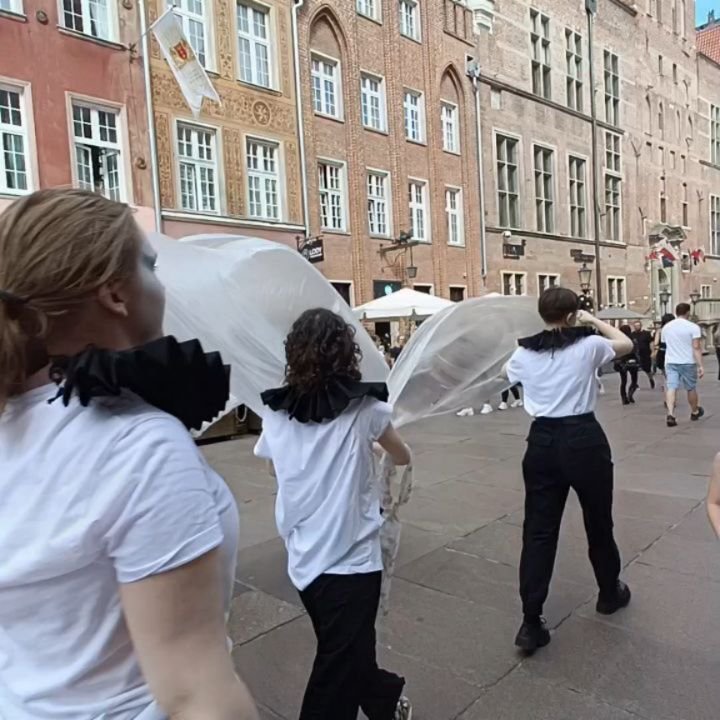 🎭 Nuestra alumna, Elisa Alonso Engelmo, comparte su experiencia Erasmus+ en el Teatro Shakespeare de Gdansk, Polonia 🇵…