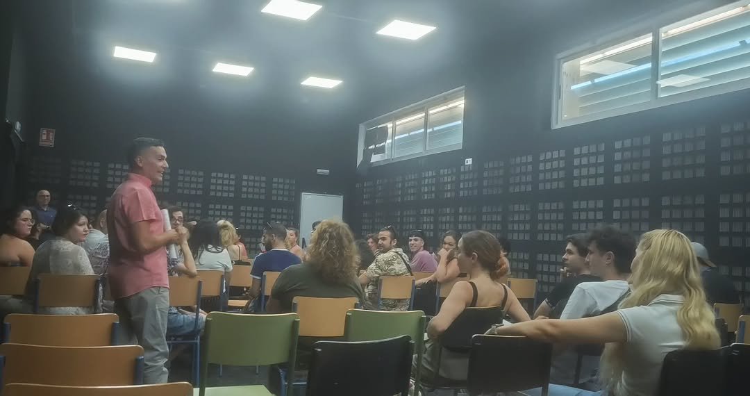 Hoy hemos dado la bienvenida a nuestros alumnos y alumnas de Dirección Escénica y Dramaturgia, que inician un nuevo curs…