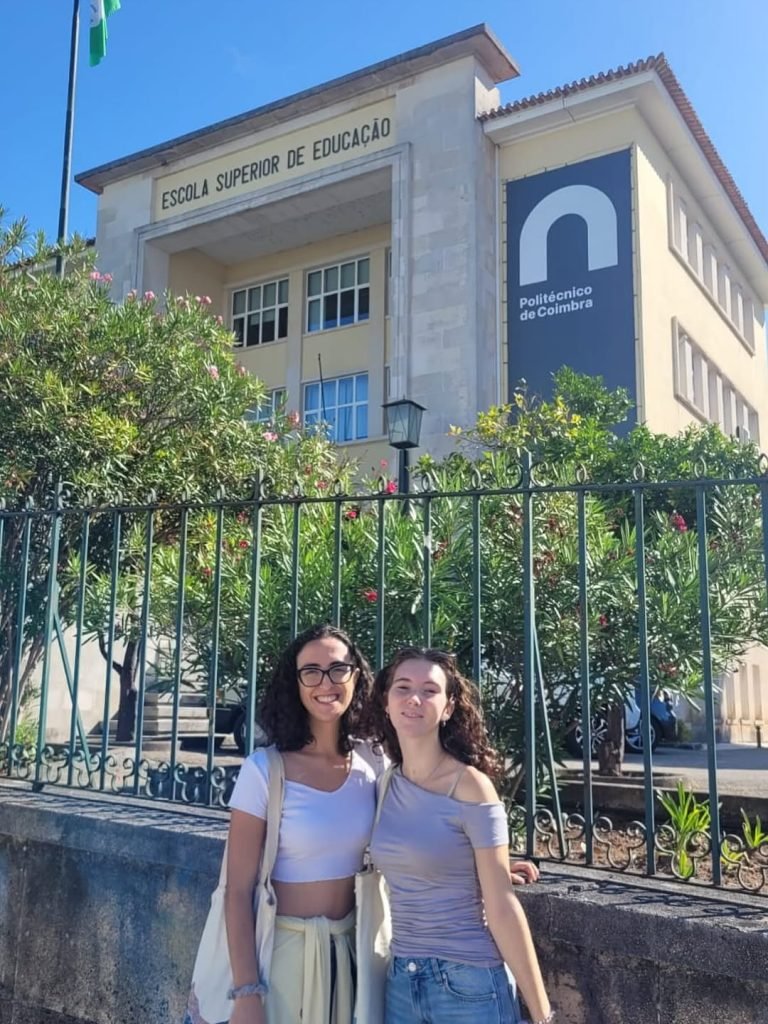 Les dos alumnes de 3er interpretació que faran Erasmus este any a la Universitat Superior d’Educació de Coimbra. Elles s…