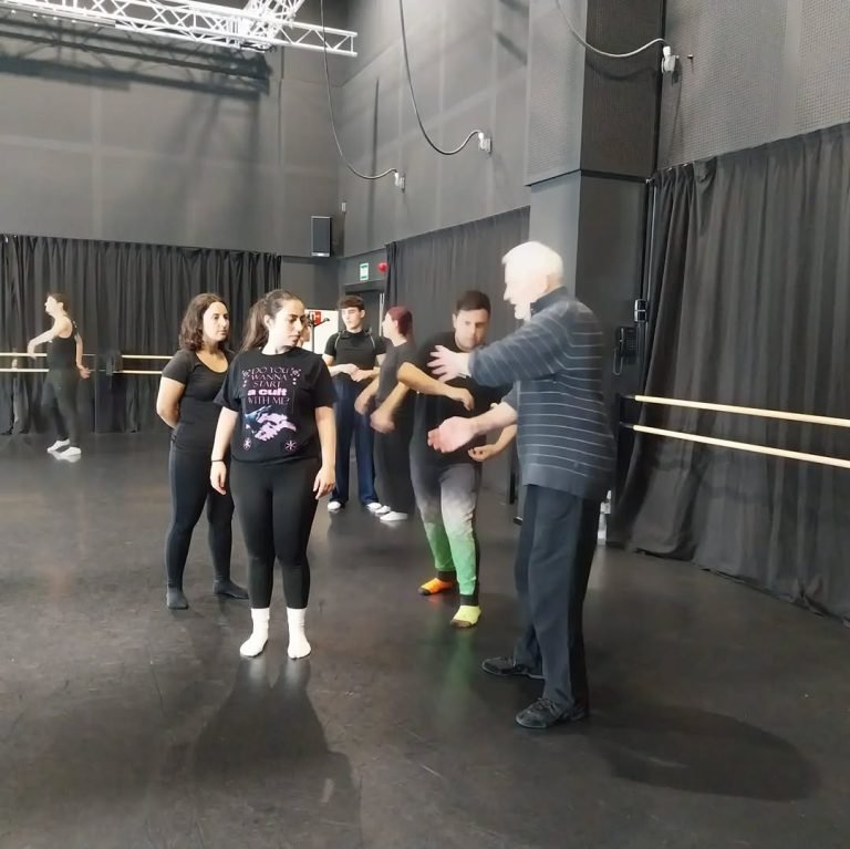🎭La pasada semana la Esadcyl acogió el taller de Peter Uray, profesor en la Universidad de las Artes Teatrales de Kapos…