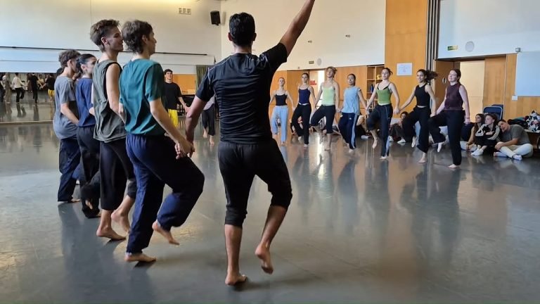 El coreógrafo y bailarín palestino @sharaf_darzaid enseñó una obra maestra de Dabke a los bailarines hoy … El coreógrafo y bailarín palestino @sharaf_darzaid enseñó una obra maestra de Dabke a los bailarines hoy …