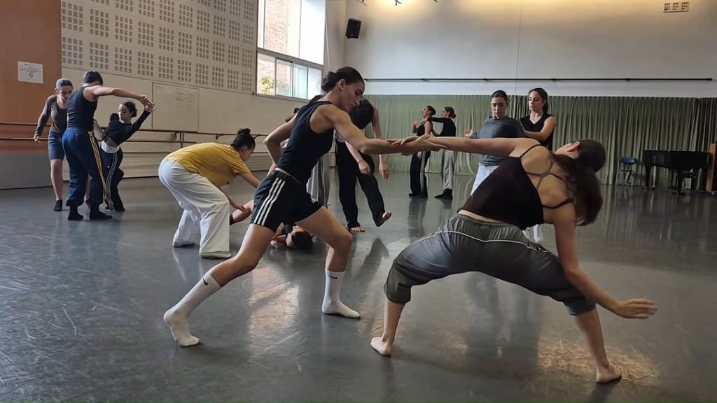 El bailarín y coreógrafo @albertquesadabernaus ha impartido una masterclass a los alumnos de 5º y 6º de Dansa Conte…