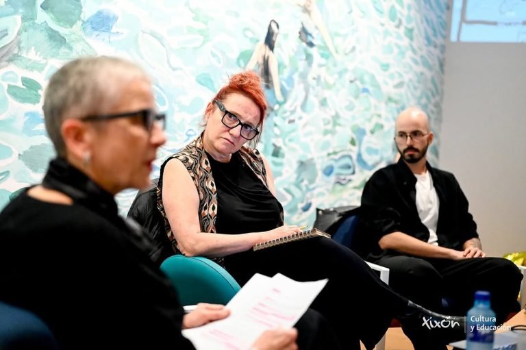 Encuentro con Olga Mesa en La Danzatería. La coreógrafa y creadora asturiana estuvo acompañada por Laura Gutiérrez, dire…