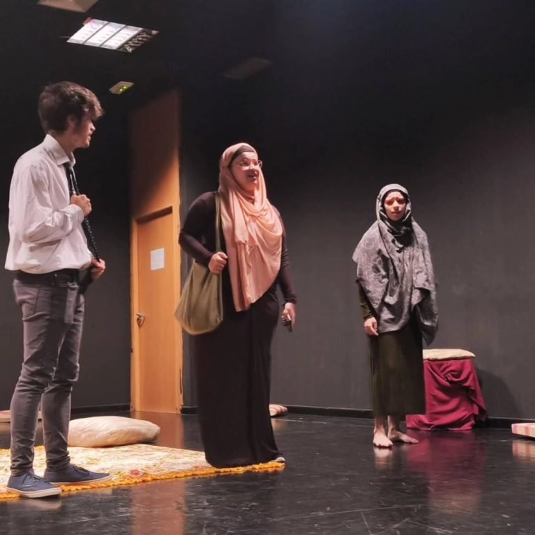 🎭✨ ¡Enhorabuena a los alumnos de 2° de Dramaturgia! El pasado viernes 24 de octubre, estrenaron su primera puesta en es… 🎭✨ ¡Enhorabuena a los alumnos de 2° de Dramaturgia! El pasado viernes 24 de octubre, estrenaron su primera puesta en es…