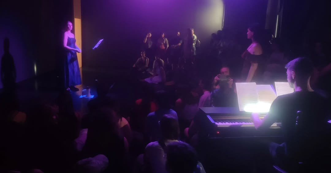 🎭✨ El edificio de la ESAD se llenó ayer de teatro. Los alumnos de 4° de Dramaturgia convirtieron las aulas, hall, patio…