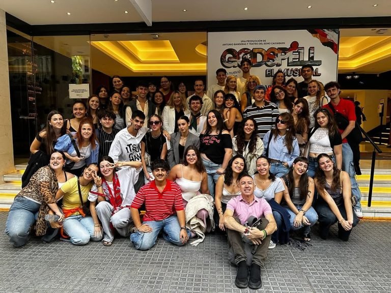 🙏 Gracias, Antonio Banderas, y al Teatro del Soho por la amable invitación de este fin de semana. La comunidad ESAD tuv…