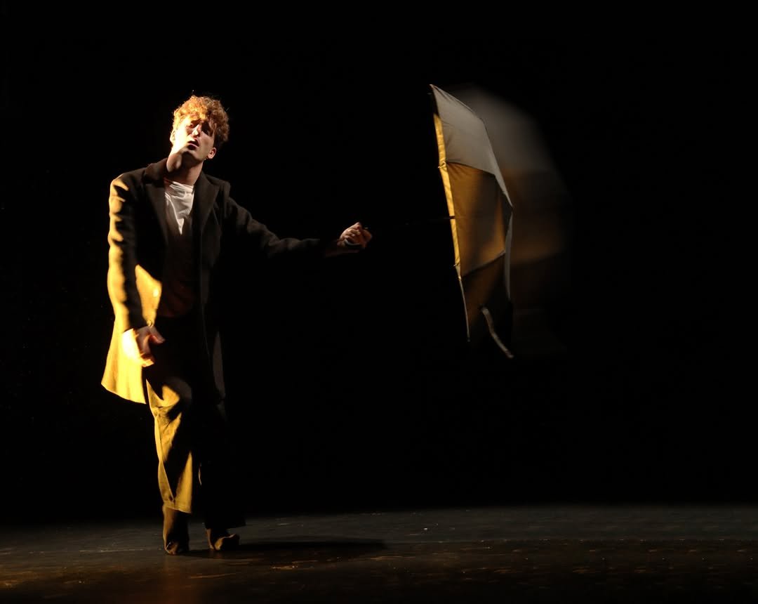 La tormenta ☔️ Primera escena que cre&eacute; para El paseante y su sombra. 📸 @lucass.clk #teatrodanza #danzateatro #mimo #mim&hellip;