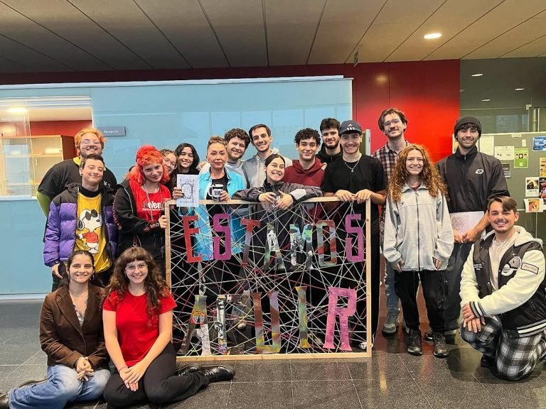 Marabillosa e Vestida de Azul!!! 💙💙💙 Nacha Sánchez é unha icona cuir española que, a través das súas vivencias, fíxon…