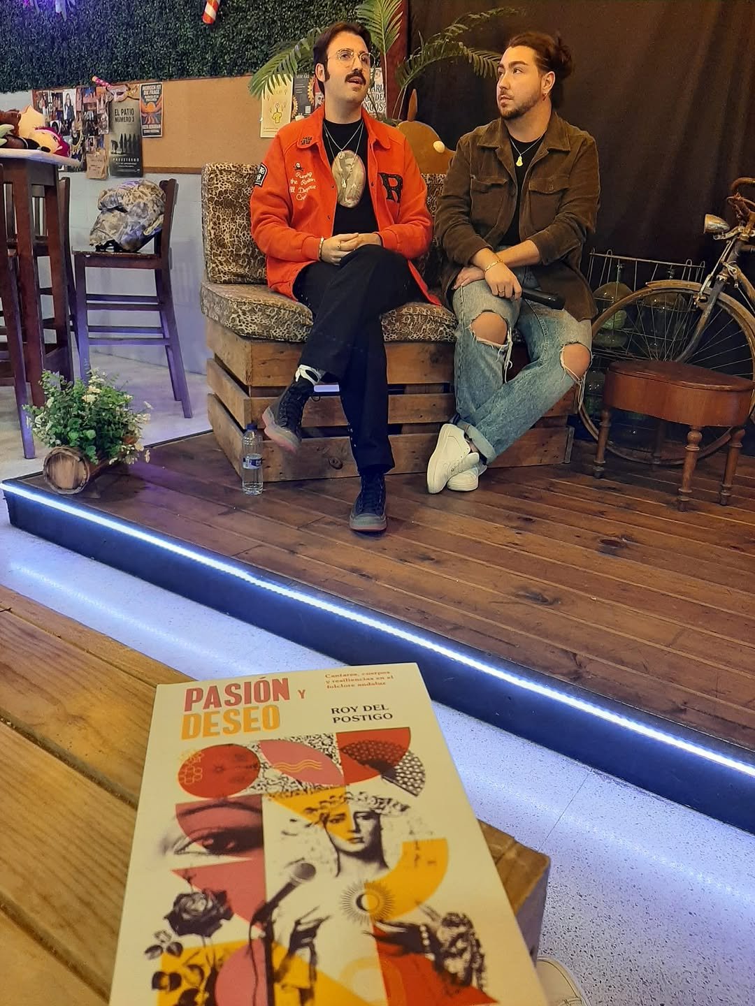 📚✨ Ayer tuvimos el placer de recibir la visita de Roy del Postigo, quien nos presentó su libro “Pasión y deseo”. Una ob…