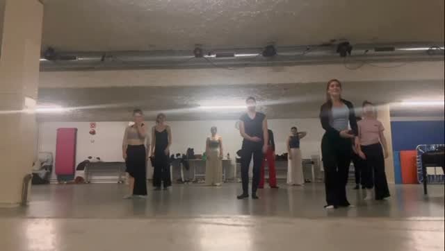 ⚠️3. mailako Arte Dramatikoko ikasleek horrela hasten dituzte goizak Kontxesi Fernandez irakasleak ematen duen “Dantzari…