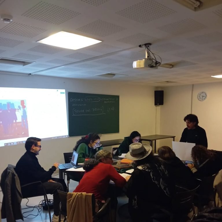 Nueva sesión del taller de edición que estoy impartiendo (y disfrutando) en la @ESADCYL. Qué revista bonita estamos arma…