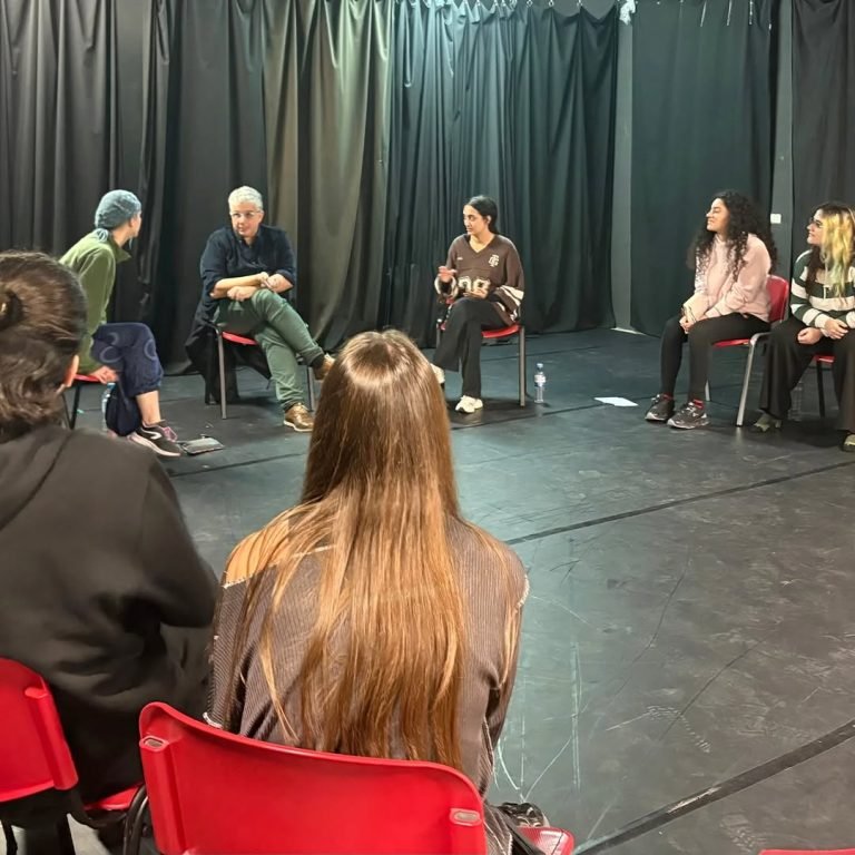 Encuentro con Albert Tola Afortunadas. Así nos hemos sentido hoy en la sede de Gran Canaria de nuestra escuela. El drama…