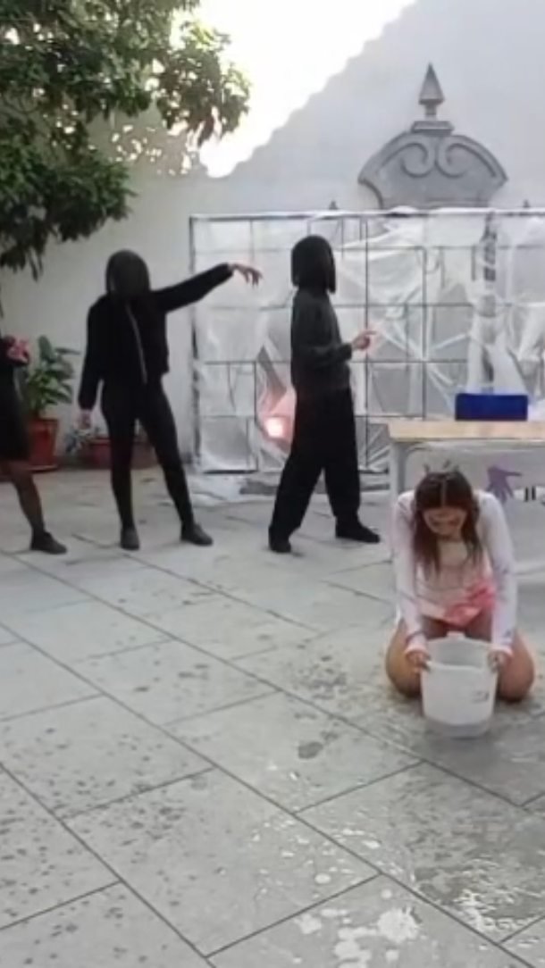 Perfopoesía de Jhoana Patiño (Poeta Colombiana) interpretada por el alumnado de 3° y 4° de Dirección de Performance. Dir…