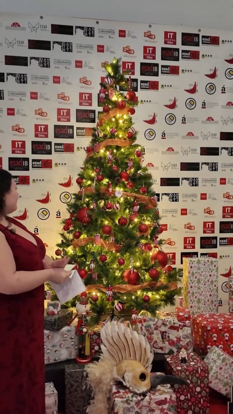 🎭 ENCENDIDO &Aacute;RBOL NAVIDE&Ntilde;O 📣El pasado jueves en la ESAD de Extremadura encendimos nuestro &aacute;rbol navide&ntilde;o &ldquo;Cacere&ntilde;o&rdquo;🎄&hellip;.