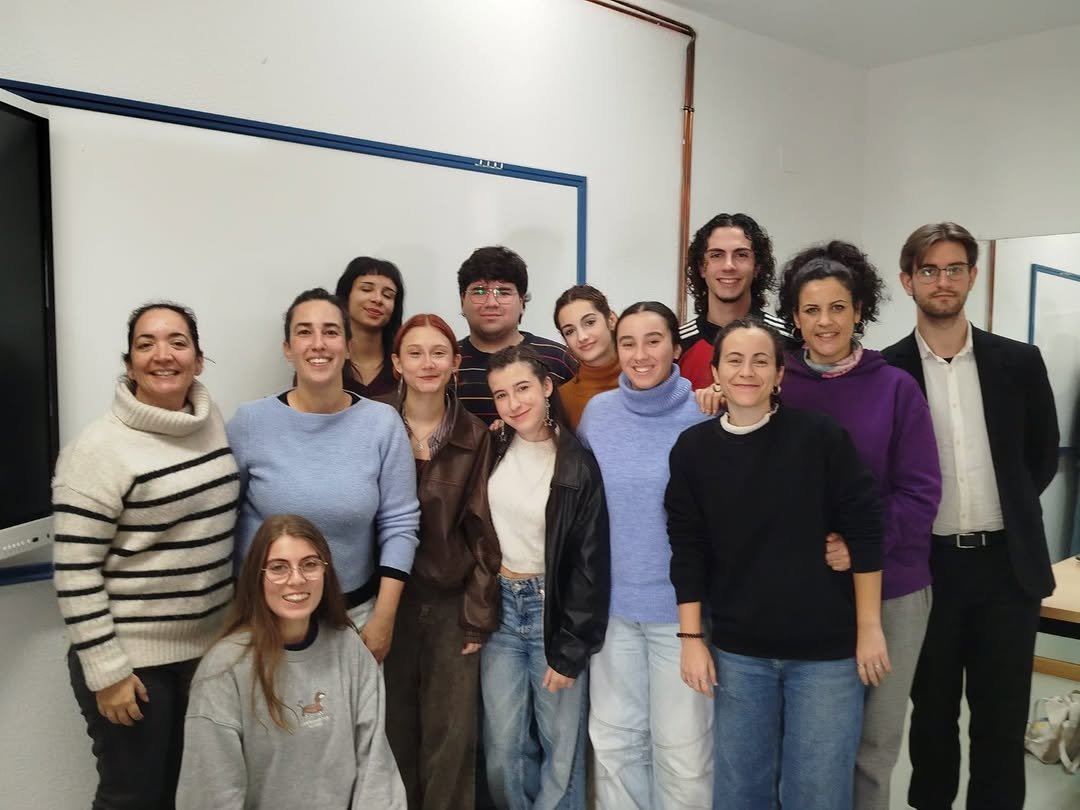 Hoy, Mar&iacute;a D&iacute;az Meg&iacute;as (@mariadiazmegias), antigua alumna de la ESAD de Sevilla, ha visitado la escuela y ha charlado co&hellip;