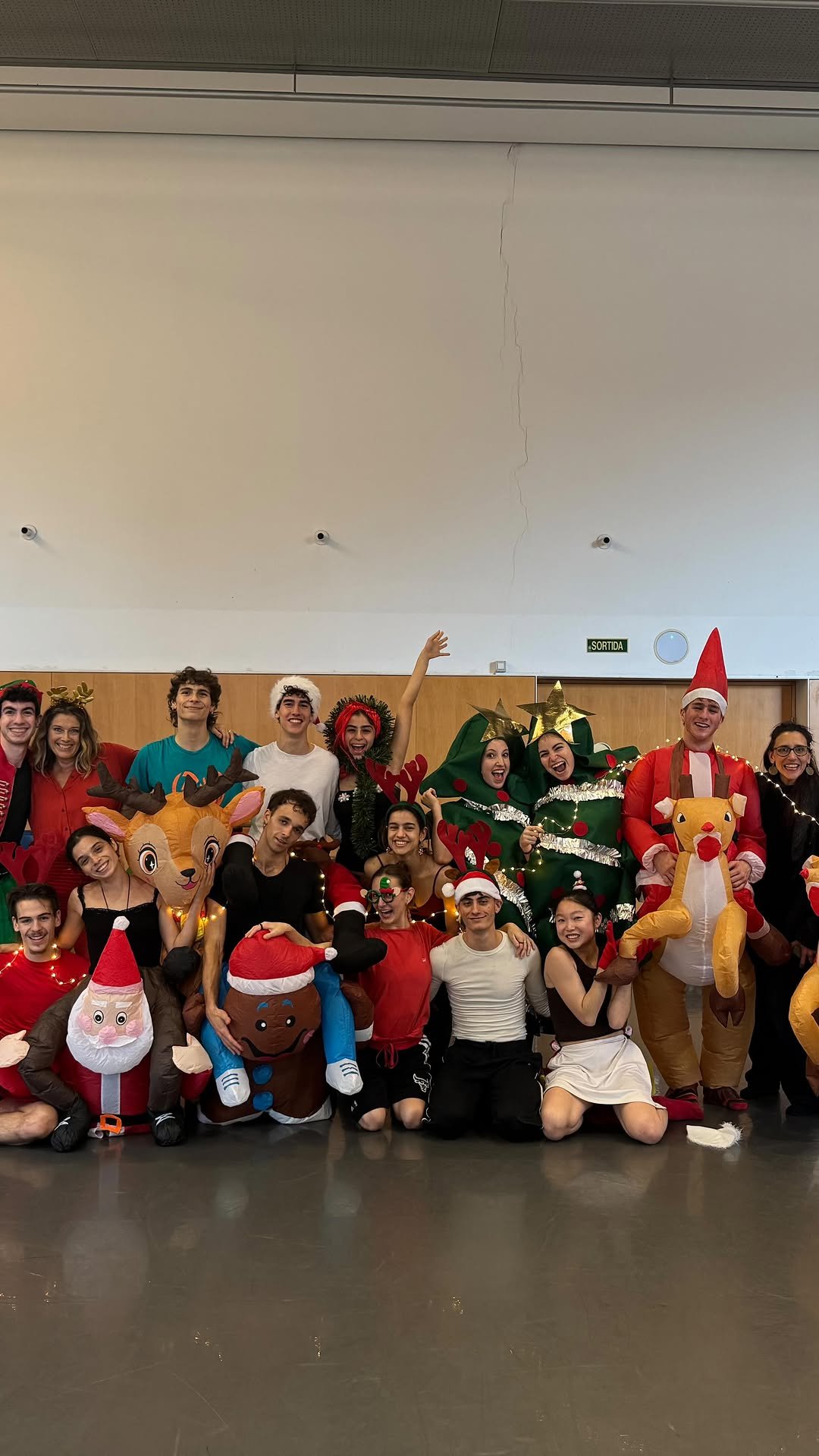 ESSSSSSS TIMEEE les deseamos una Feliz Navidad con este v&iacute;deo de la promoci&oacute;n navide&ntilde;a de 2025 🎄🎅🏼🎁 ESSSSSSS TIMEEE Nosotros&hellip;