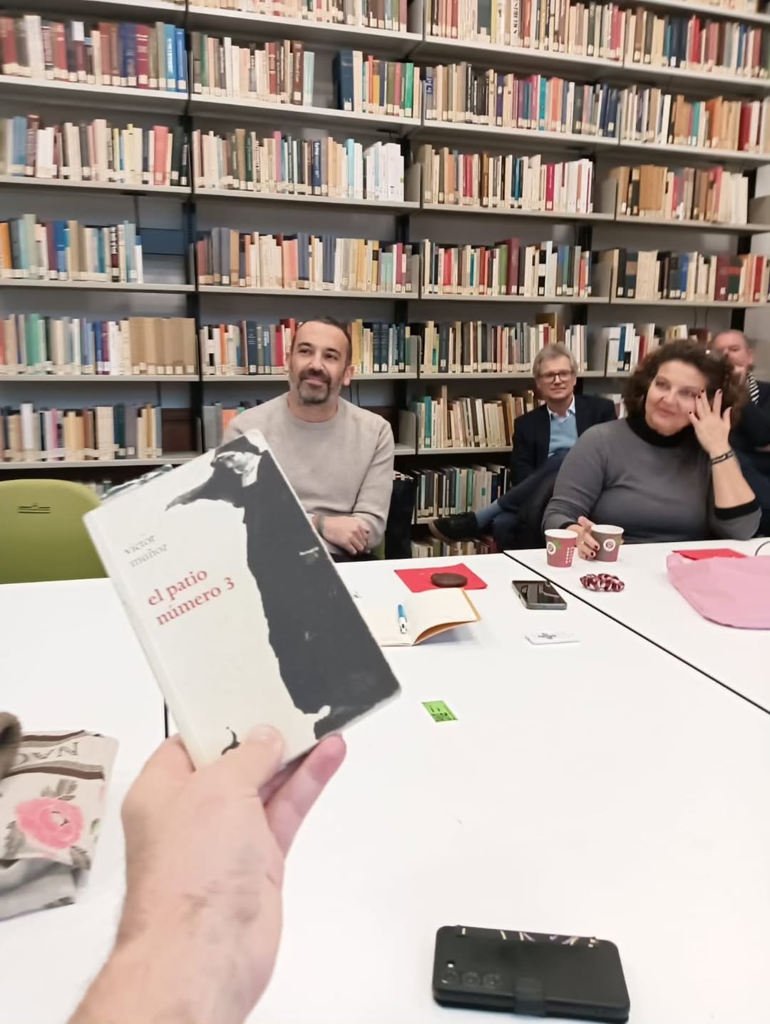 El profesor del Departamento de Dirección y Ciencias del Espectáculo, Miguel Cegarra, y el alumno de Dramaturgia, Víctor… El profesor del Departamento de Dirección y Ciencias del Espectáculo, Miguel Cegarra, y el alumno de Dramaturgia, Víctor…