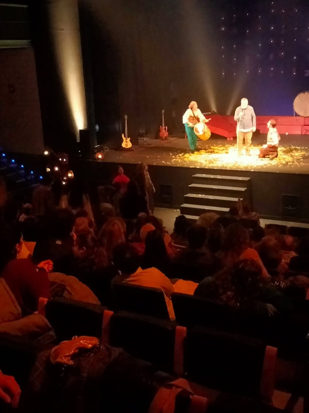 El jueves pasado, el alumnado de la ESAD de Sevilla asistió en el Teatro Alameda a FARRA, una coproducción de la Compañí… El jueves pasado, el alumnado de la ESAD de Sevilla asistió en el Teatro Alameda a FARRA, una coproducción de la Compañí…