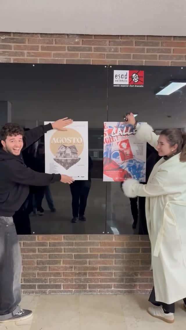 Els cartells de &ldquo;Calle&rdquo; i &ldquo;Agosto&rdquo; ja estan al hall de la nostra escola! ⚫ L&rsquo;alumnat de 4t curs ja ha penjat els cartell&hellip;